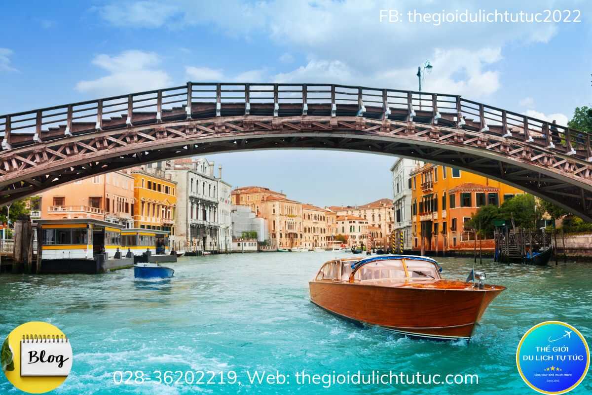 Cầu Accademia tự hào là một trong cây cầu những quang cảnh đẹp như tranh vẽ và là nơi bắt buộc để chụp ảnh ở thành phố Venice-thegioidulichtutuc