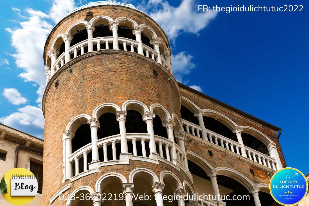 Palazzo Contarini del Bovolo, cầu thang hình ốc dẫn đến một con phố khuất và view toàn thành phố Venice-thegioidulichtutuc